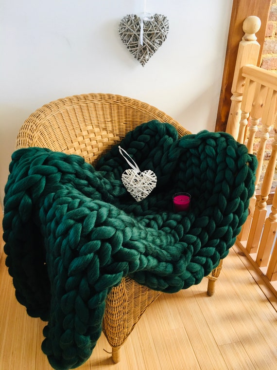 Dunkelgrüne grobstrick Decke aus Merino Wolle, handgemachter Überwurf, made in UK, teilweise gefilzt