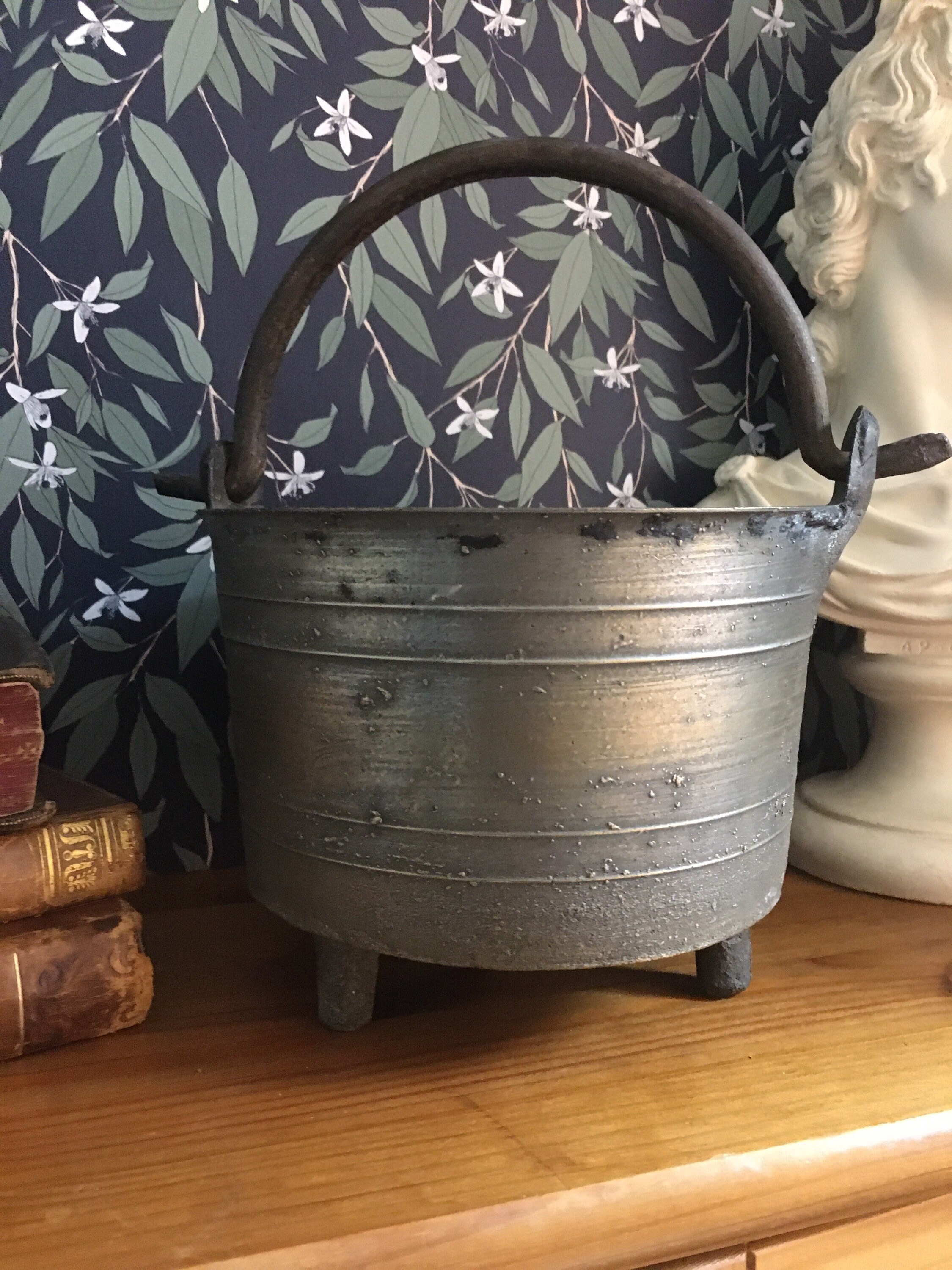 Chaudron Trépied Ancien en Métal Noir, Dimensions 14cm de Diamètre, Très Lourd