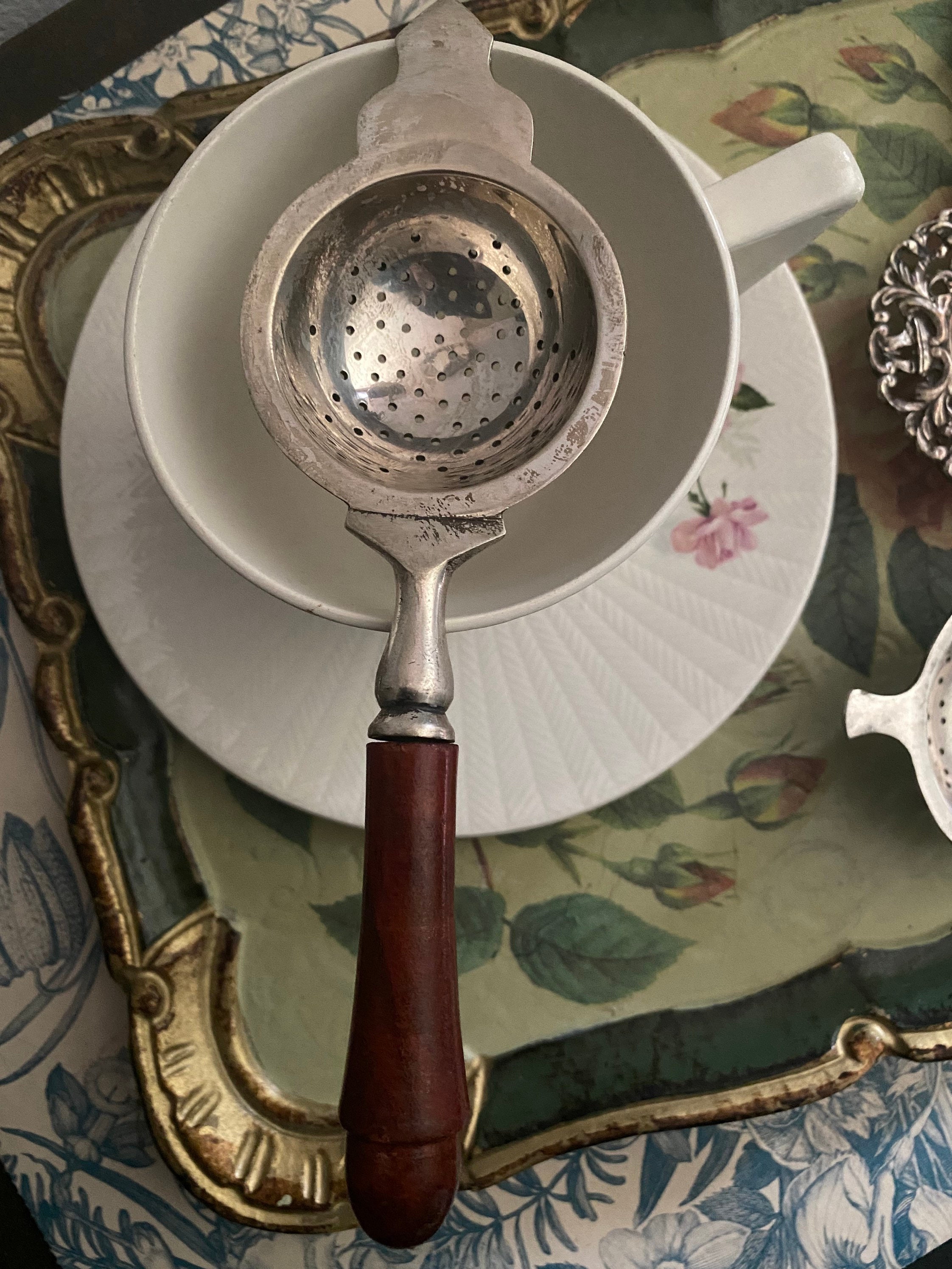 Ancien Passe-Thé, Petite Passoire à Thé en Métal Plaqué Argent, Début 1900. à Poser sur Le Rebord de