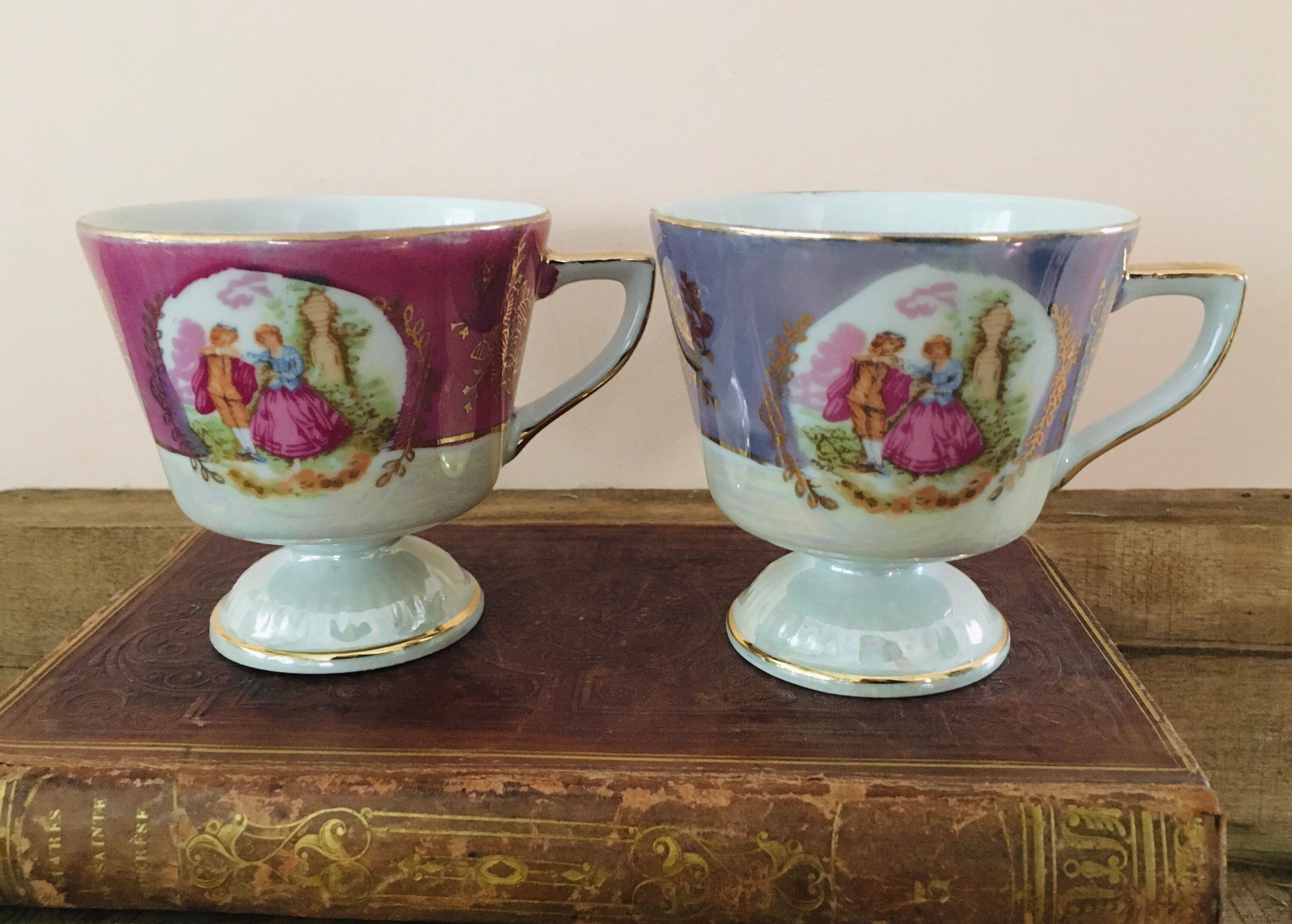 2 Jolies Tasses à Café en Porcelaine sur Pied, Vintage, Décor de Scène Galante, avec Glaçure Irisée