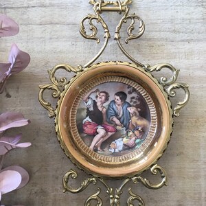 Decorative plate, handcrafted in Florence, Italian vintage, depicting a painting by Giotto, with baroque brass frame.