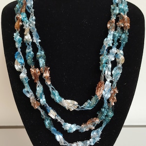 Colar marrom azul