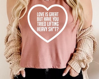 Canotta corta da palestra / Top da allenamento da donna con scritta "Love Lifting Heavy Sh*t"