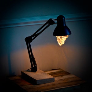 table skull lamp