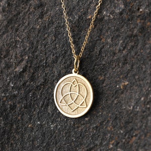 14k Gold keltischer Knoten Liebe Halskette, personalisierte keltische Knoten Liebe Anhänger, Triquetra Halskette, Dreieinigkeit Knoten Halskette, keltisches Symbol Anhänger
