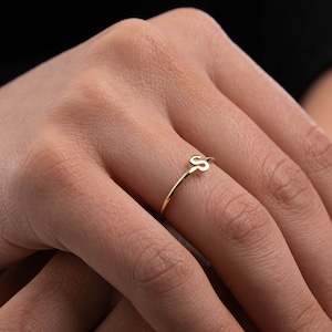 Anillo inicial de oro de 14K, anillo alfabético A - Z, anillo de letras, anillo en mayúsculas personalizado, anillo simple minimalista, regalo de anillo para las mujeres