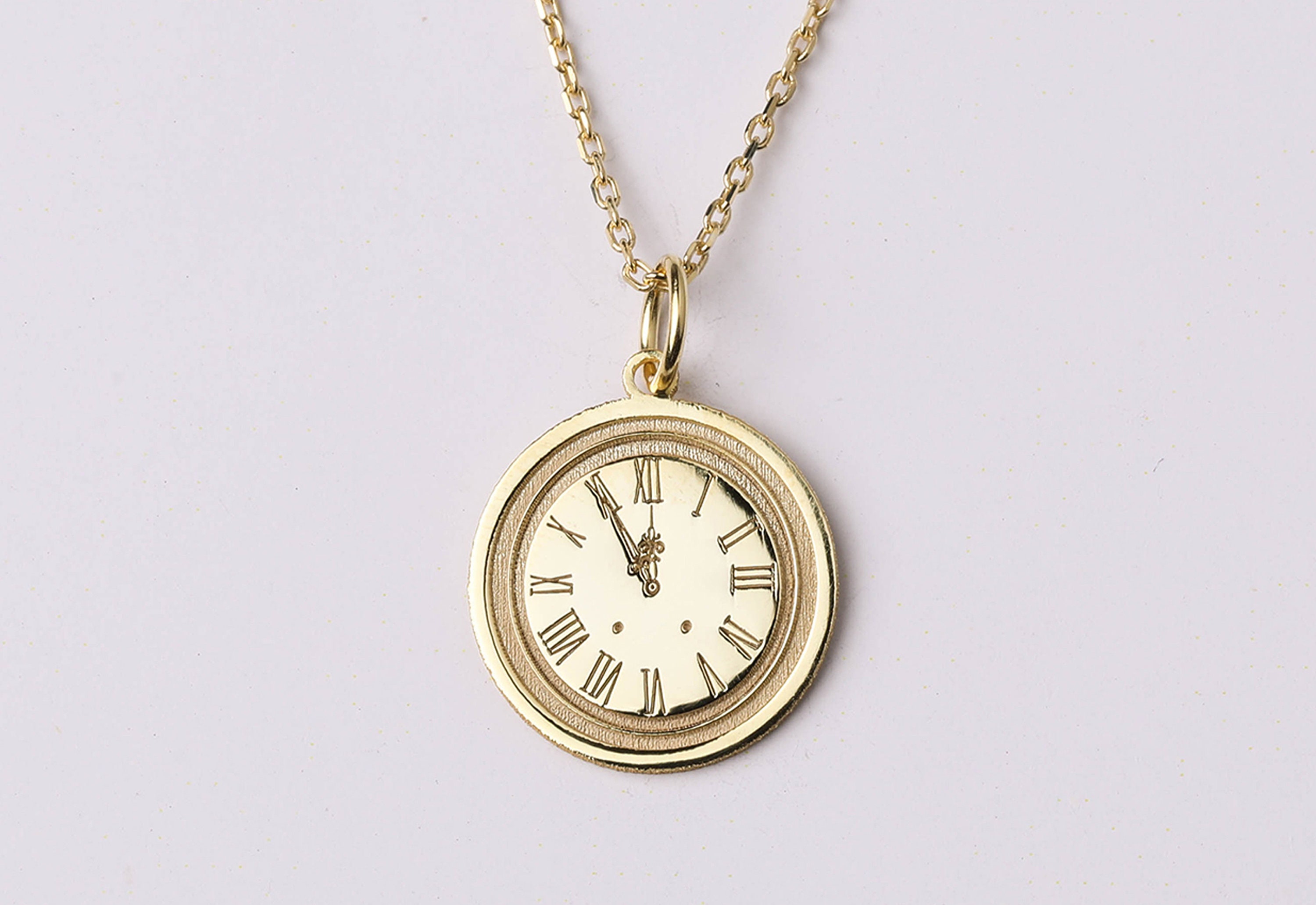 NEW STORY JEWELLERY women\'s roman clock charm in gold Petite Roman Numerals 5-Link Gold main image 2
