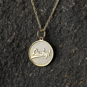 Colar de moeda da sorte de ouro 14k, pingente de amuleto da sorte personalizado, pingente de letra da sorte, joias da sorte de ouro, presente de boa sorte para mulheres e homens