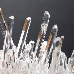 Esemplare di quarzo aghiforme: spruzzo di cristallo gemmoso su quarzo bianco - Hunan, Cina.