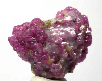 RUBY - Lovely vibrant pink Ruby crystal from Myanmar (Burma)