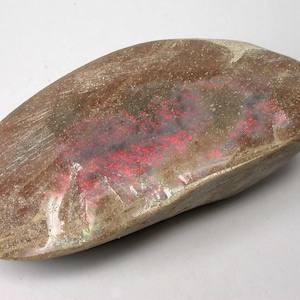 ANDAMOOKA OPAL - Feines und seltenes Andamooka-Opalstück aus Australien.