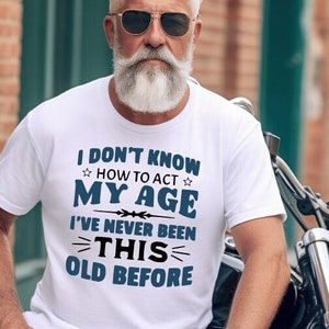 SVG divertido "No sé cómo comportarme según mi edad. Nunca había tenido esta edad" (pdf, jpg, png) Descarga digital - Taza - Camiseta - Delantal