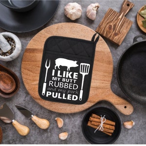 Funny Pot Holder "I Like My Butt Rubbed and my Pork Pulled" White Vinyl Quilted Oven Mitt Rubber Backing Pig Grill BBQ Dad Black