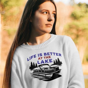 "Lustige SVG ""Das Leben ist besser am See"" Fischer Steg Boot Kabine ManCave T-Shirt Vektor Clipart Cricut Schnitt Datei digitaler Download."