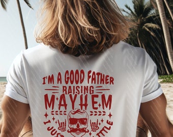 Pode incluir: Uma camiseta branca com um design gráfico vermelho que diz "Sou um bom pai que cria o caos, eu só xingo um pouco". O gráfico apresenta uma caveira com óculos de sol, um bigode e duas mãos fazendo o sinal de rock and roll.