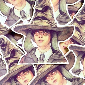 Puede incluir: Una colección de pegatinas con una ilustración detallada de un joven con un Sombrero Seleccionador y gafas redondas. Las pegatinas tienen un borde blanco y están en varias poses. La paleta de colores incluye tonos de marrón, verde y beige.