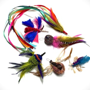 Jouets arc-en-ciel pour bestioles avec plumes : noyau en cuir, chenille, poils de cerf - lot de 6