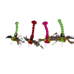 Puede incluir: Cuatro juguetes para gatos coloridos con plumas. Cada juguete tiene un cordón largo y retorcido en verde, rosa o rojo, con una pequeña bola esponjosa en el extremo. Los juguetes están diseñados para fomentar el juego y proporcionar entretenimiento para los gatos.