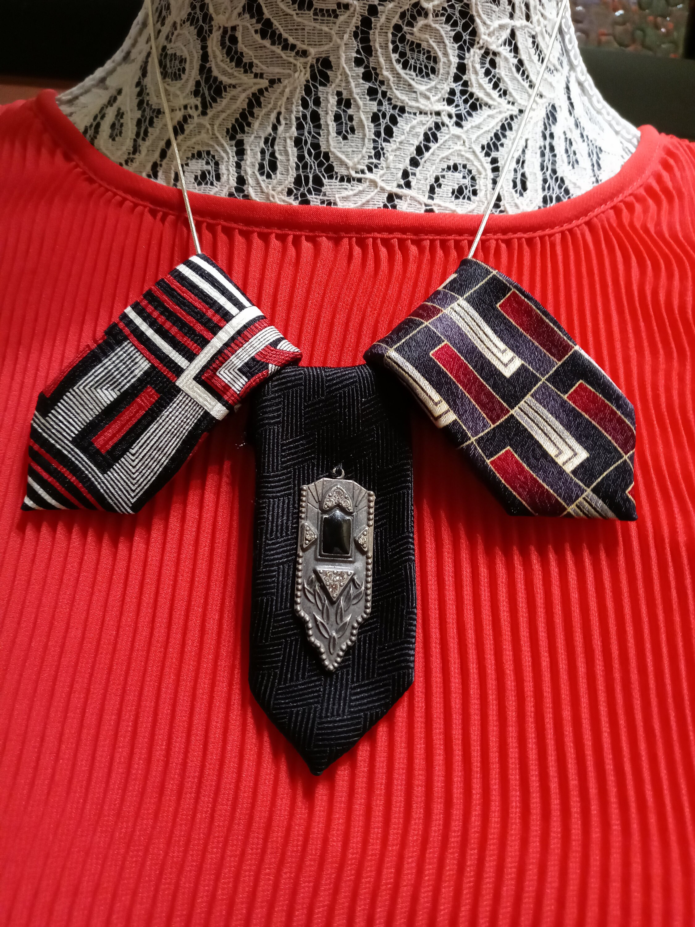 Black and red necktie necklace. original and handmade with Etsy