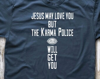 KARMA POLICE. Funny Shirt Jesus. Camicia unisex o Slouchy Off-the-spalla. Ultrasoft Cotton Tee scelta di colori. Karma si otterrà camicia