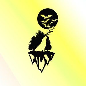 Puede incluir: Silueta negra de un lobo aullando a la luna con murciélagos volando a su alrededor. El lobo está de pie en un acantilado rocoso con árboles detrás.