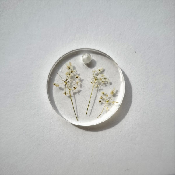 Botanical Resin Small Circle Pendant Containing Queen Anne's Lace