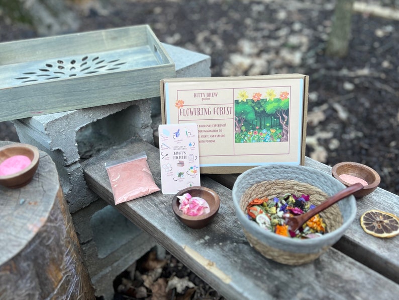 Puede incluir: Un kit de manualidades para ni&ntilde;os llamado "Flowering Forest" de Ditty Brew. El kit incluye una bandeja de madera, un taz&oacute;n de flores secas, una bolsa de polvo rosa, una peque&ntilde;a bolsa de p&eacute;talos de flores rosas y una tarjeta con instrucciones.