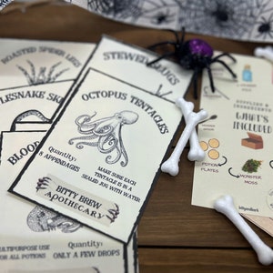 K&ouml;nnte beinhalten: Eine Sammlung von Halloween-Apothekenetiketten und -Dekorationen. Die Etiketten zeigen Illustrationen von Oktopus-Tentakeln, Schlangenhaut und anderen Zutaten. Wei&szlig;e Knochen und eine Spielzeugspinne sind ebenfalls vorhanden.