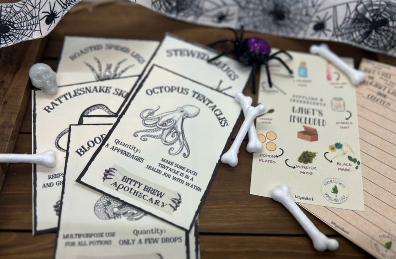 K&ouml;nnte beinhalten: Eine Sammlung von Halloween-Apothekenetiketten und -Dekorationen. Die Etiketten zeigen Illustrationen von Oktopus-Tentakeln, Schlangenhaut und anderen Zutaten. Wei&szlig;e Knochen und eine Spielzeugspinne sind ebenfalls vorhanden.