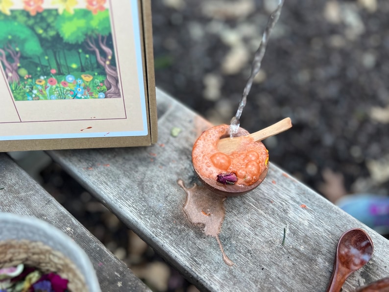 Puede incluir: Un peque&ntilde;o cuenco de madera lleno de un l&iacute;quido rosa y burbujas. Se est&aacute; vertiendo agua en el cuenco desde arriba. Una cuchara de madera descansa en el borde del cuenco.