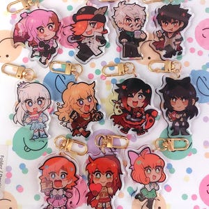 Puede incluir: Un conjunto de 10 llaveros de personajes de anime coloridos. Cada llavero presenta un personaje diferente con un diseño y una pose únicos. Los llaveros están hechos de acrílico transparente y tienen un anillo de metal dorado.