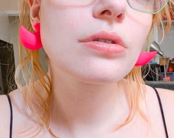 Pendientes de cuerno rosa neón