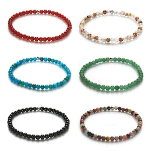 Puede incluir: Seis pulseras de cuentas diferentes con cierres magnéticos. Las pulseras están hechas con cuentas rojas, blancas, azules, verdes, negras y rosas.