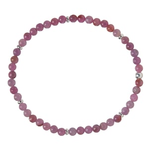 Könnte beinhalten: Ein zartes Armband mit kleinen, runden, rosa Edelsteinen, die mit silberfarbenen Abstandshaltern aufgereiht sind. Die Edelsteine variieren in der Farbe von hell- bis tiefrosa. Das Armband wird vor einem schlichten weißen Hintergrund gezeigt.