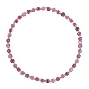 Könnte beinhalten: Eine zarte Halskette mit quadratisch geschliffenen, rosa Edelsteinen in verschiedenen Farbtönen, von hell bis tiefmagenta. Kleine, silberfarbene Perlen trennen die Edelsteine. Die Halskette wird vor weißem Hintergrund präsentiert.