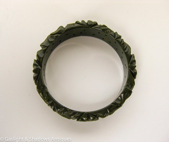 Bakelite Olive Green Deeply Carved Vintage Bracel… - image 5
