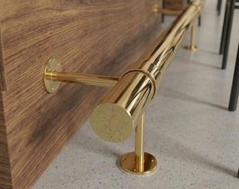 Reposapiés de latón sin lacar, comodidad y lujo atemporales para islas de cocina y barras.