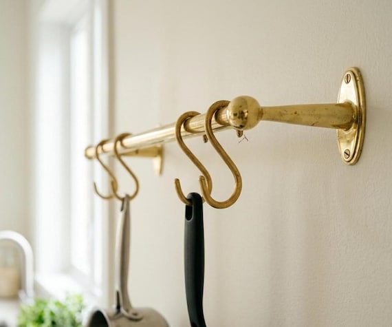 Handgefertigte Topfleiste aus massivem Messing mit S-Haken, Hängeleiste für Küchenutensilien, Wandhalterung aus Messing