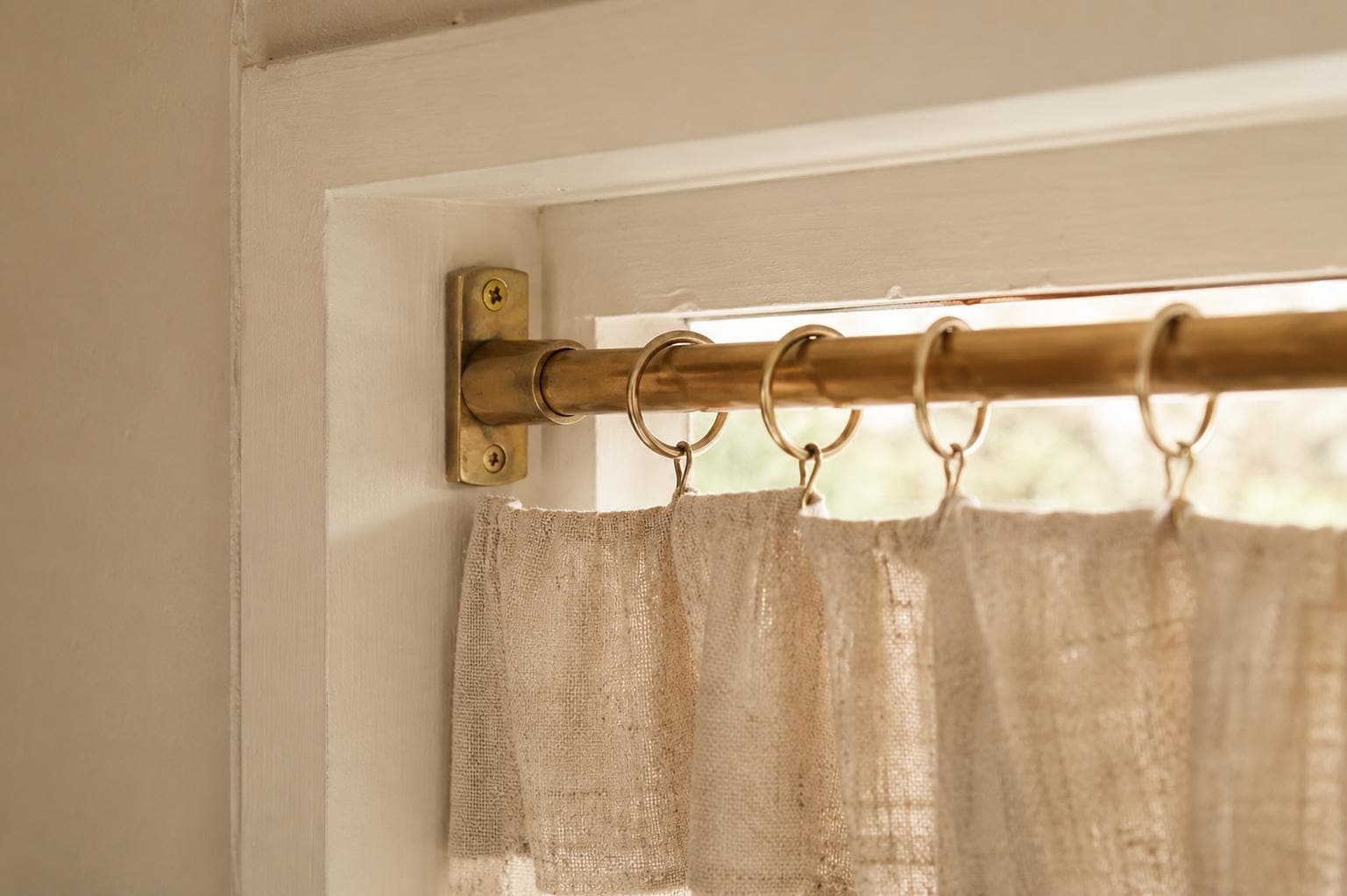 Vorhangstange im fensterrahmen