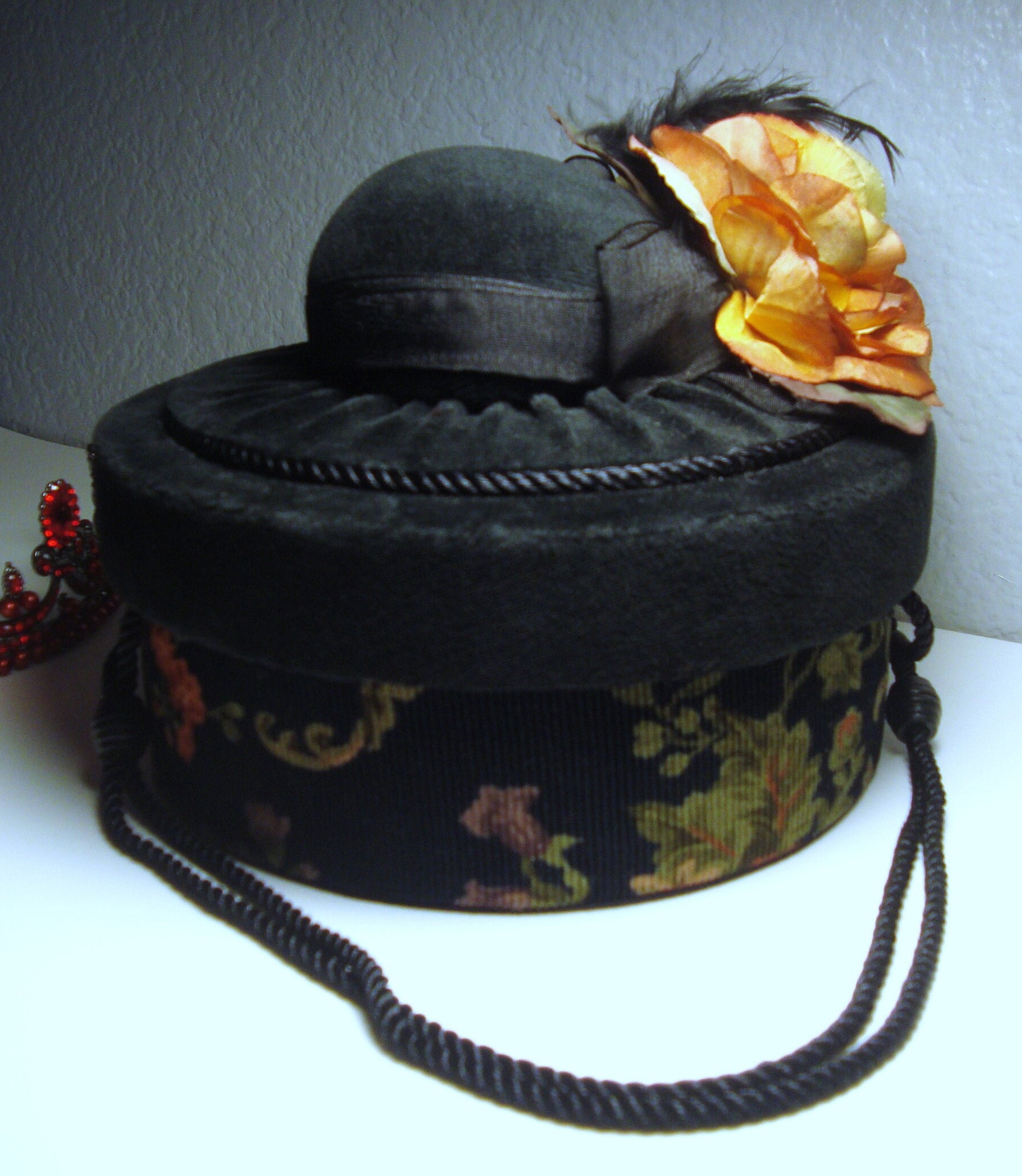 Vintage HAT-BOX & ACCESSORIES - Mini Black Velvet/floral