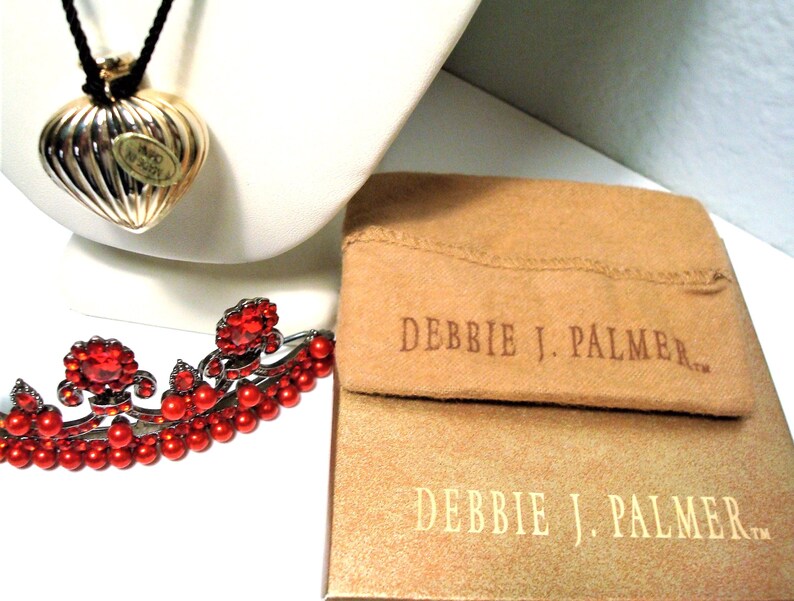 Vintage D.J.PALMER Goldtone Ribbed Heart Perfume Flacon Necklace image 9
