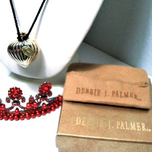Vintage D.J.PALMER Goldtone Ribbed Heart Perfume Flacon Necklace image 5
