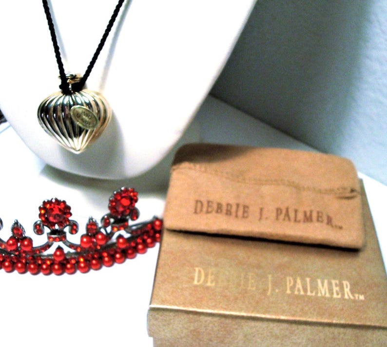 Vintage D.J.PALMER Goldtone Ribbed Heart Perfume Flacon Necklace image 5