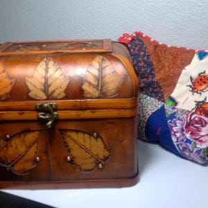 Vintage Wooden Chest with Floral Quilt: Chateau Edgewater Leaf Design (2-Piece Set)