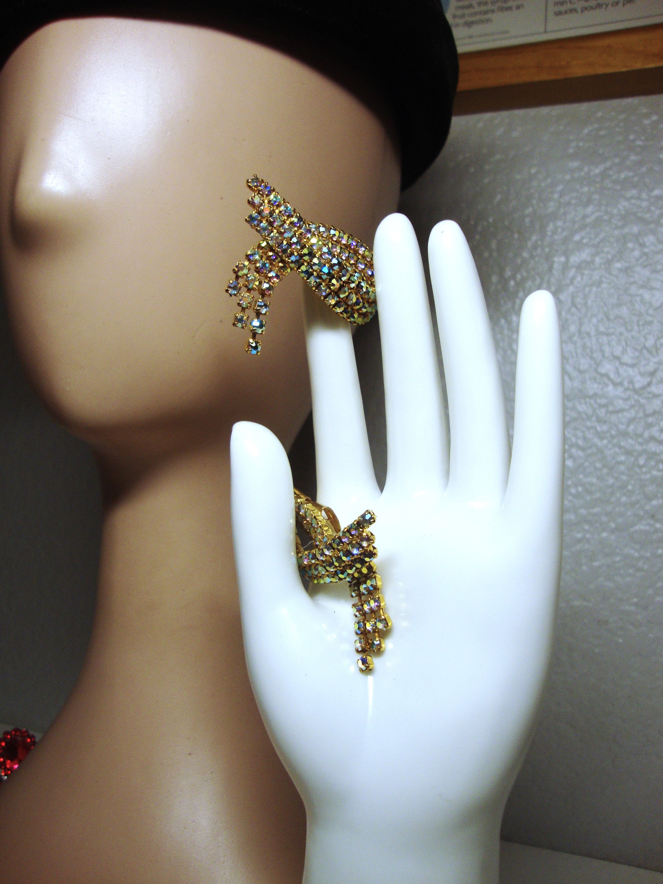Vintage Melo-Dee Black Wool Pillbox Hat with Rhinestone Brooch - 1950s/60s Style Vintage 1950s/60s Miss Sally Victor Black Velvet Pillbox Hat  main image 3