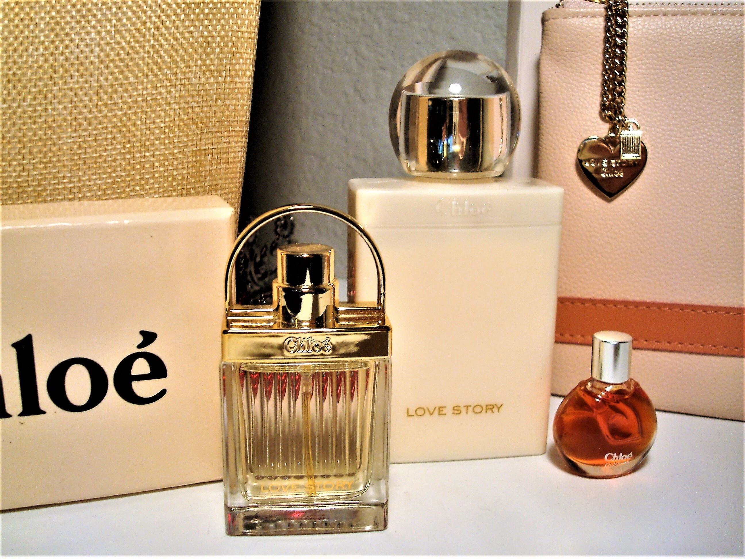 Chloeのlove storyギフトセット二個セット Chloe Love Story Perfume Bundle: Pendant, Spray, Lotion, Pouch