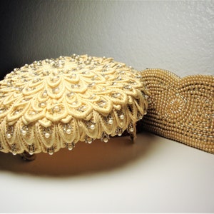 SOMBRERO Y BOLSO DE PERLA VINTAGE - Tocado con perlas blancas de imitación y cuentas plateadas - Tocado con perlas color champán y cuentas plateadas, cartera con asa para el dedo