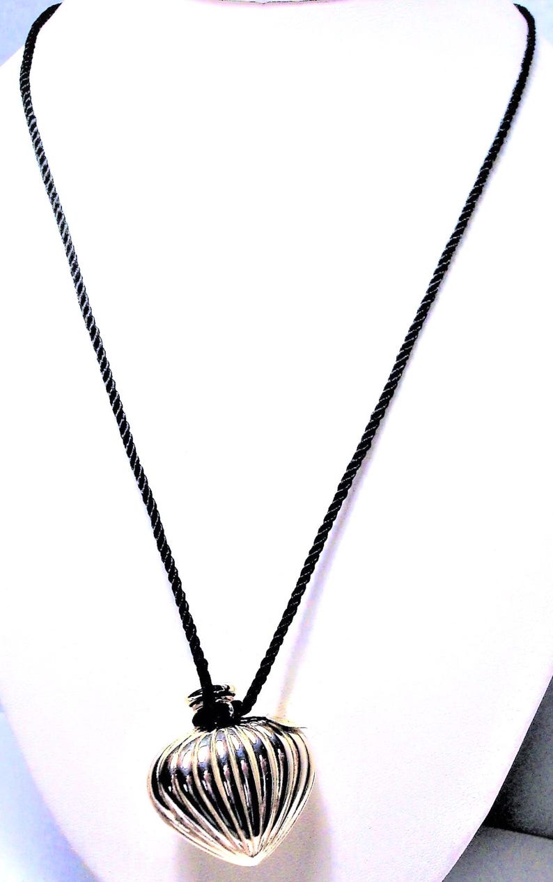Vintage D.J.PALMER Goldtone Ribbed Heart Perfume Flacon Necklace image 3