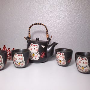 Vintage LUCKY TEA SET - Lucky Cat Tea Set – Black Teapot with Maneki Neko Design and 4 Matching Black Cups – Japanese Style Gift for Her