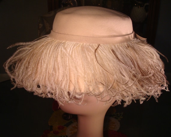 Vintage FRILLY FEATHER HAT - Sharp Frilly Feather